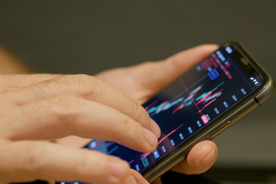 Auf einem Smartphone ist ein Aktienchart zu sehen