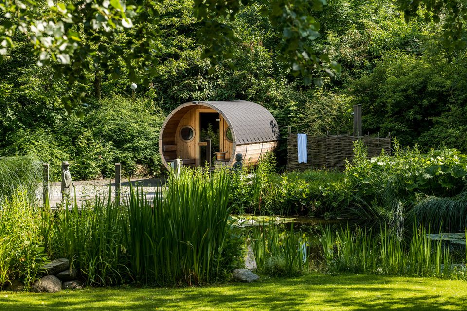 Idyllisch: Neben einer finnischen Holz- und einer Bio-Sauna sowie einem Dampfbad lässt es sich auch wunderbar in der Fass-Sauna im Garten schwitzen