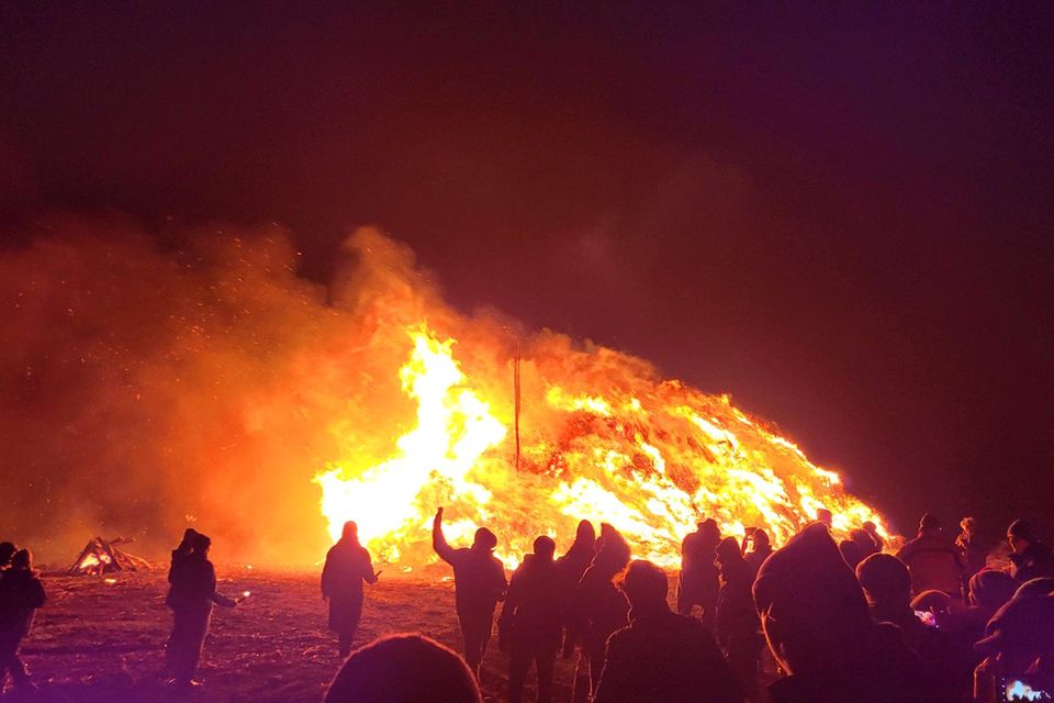 Lichterloh: Das jährliche Feuerfest „Biikebrennen“ auf Sylt und anderen Nordseeinseln wurde von der UNESCO als schützenswertes Kulturerbe anerkannt