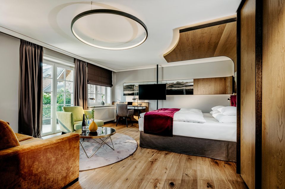 Farbtupfer: Die kürzlich renovierten Zimmer – hier eine der Junior-Suiten mit Terrasse sowie Strandkorb – verbinden Naturmaterialien mit fröhlichen Akzenten