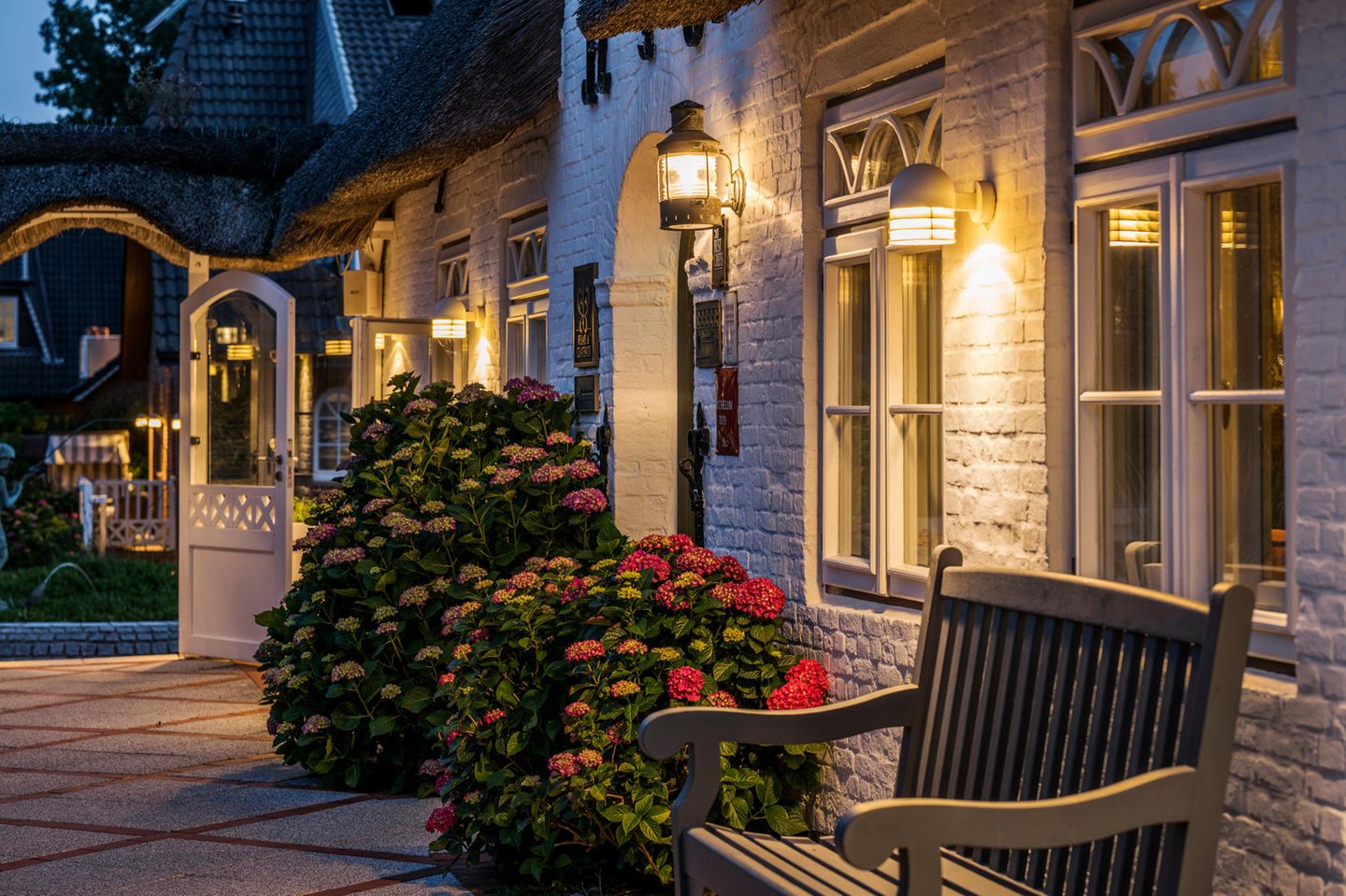 Hinter der traditionellen Insel-Fassade des Landhaus Stricker auf Sylt verbirgt sich ein modernes Luxushotel mit persönlicher Note