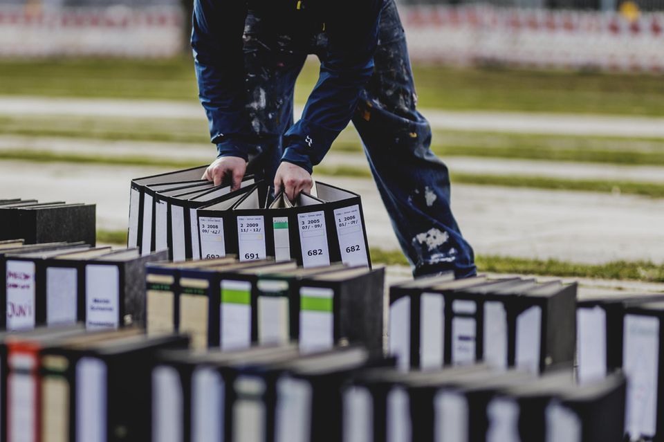 Ein Mann räumt Aktenordner nach einer Protestaktion des Zentralverbands des Deutschen Handwerks weg