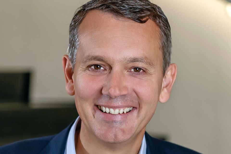 Was können wir Deutschen besonders gut – vielleicht auch besser als andere? Wir machen uns viele Gedanken und wollen, vor allem nach den schlimmen Erfahrungen des Nationalsozialismus, Gutes in der Welt bewirkenManchmal sind wir „himmelhoch jauchzend – zu Tode betrübt“  Was können wir gerade hier am Standort besser als irgendwo anders? Wir können auf eine insgesamt gute Infrastruktur zugreifen, ein gutes Bildungsniveau und verlässliche Rahmenbedingungen. Insgesamt klappen die Dinge in Deutschland.  Worum beneidet uns die Welt?  Um unsere Zuverlässigkeit, einen hohen Lebensstandard und ein funktionierendes Gemeinwesen.  Was genau hält viele Unternehmen und Unternehmer hier in diesem Land?  Viele Familienunternehmen hält die Heimatverbundenheit und die Verantwortung gegenüber den Mitarbeitern im Land. Bei kapitalmarktorientierten Unternehmen ist das oft anders.  Was werden wir noch alles schaffen und bewegen – und was hindert uns daran?  Die vor uns liegenden Projekte werden wir meistern, wenn wir uns auf unsere Tugenden besinnen: Erfindergeist, Arbeitsethos, Gründlichkeit.Derzeit hindern uns eine gewisse Orientierungslosigkeit und mangelnder Pragmatismus an der Entfaltung der enormen Potentiale.