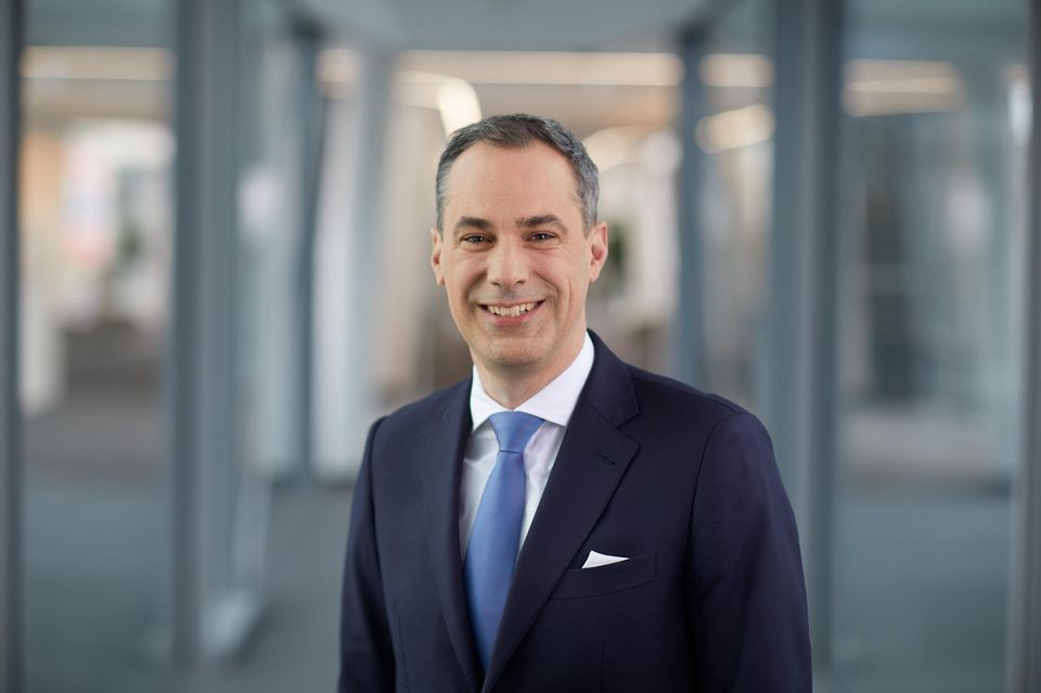 Deutschlands Stärken? Siemens-Vorstand Cedrik Neike nimmt uns für die Antworten mit zu seinem Großprojekte in Berlin:   In Saudi-Arabien sprießen smarte Städte aus der Wüste. Doch daran messen sie sich in Spandau nicht. „Das, was wir hier vorhaben, ist wirklich mehr“, sagt Cedrik Neike, Siemens-Vorstand für die digitale Industrie. „Wir wollen ein 100 Jahre altes Industriegebiet in einen offenen und nachhaltigen Stadtteil umwandeln und zeigen, wie das geht.“   Auf 76 Hektar soll eine Stadt entstehen, die alles bietet, was technisch geht: klimaneutral, Schwammstadt, intelligente Gebäude, Energie- und Verkehrskonzepte, zählt Neike auf. Zwei Industriehubs mit 20.000 Arbeitsplätzen, Wohnungen für 6000 Menschen, ein Forschungscampus, Schulen und Läden. Versorgt durch ein eigenes Nahwärmenetz, Glasfaser, ein Wasserwerk. Ein Showroom für Siemens, eine Blaupause für die Welt. Und das mitten in Berlin.  Zu sehen ist davon an der Nonnendammallee in Spandau bisher – nichts. Im Juni soll Grundsteinlegung sein, sechs Jahre nachdem sich Hauptstadt und Konzern auf das Projekt geeinigt haben. Denkmalschutz, Bauauflagen, Genehmigungen, das dauert alles. Doch digital gibt es die Siemensstadt schon.   Stefan Kögl, der verantwortliche Siemens-Architekt, beamt in das künftige Büro von Neike. Von hier aus startet er die Besichtigung: Drohnen fliegen über das Viertel, Autos sind nicht zu sehen, aus alten Hallen sind lichte, offene Räume geworden, es gibt einen Campus, viel Grün. Aber auch Produktionsfabriken von Siemens. „Wir wollen hier nicht nur Thinktanks und Bürogebäude“, so Neike.   Gut 600 Mio. Euro investiert Siemens als Anschub in den Zukunftsstadtteil, über 4 Mrd. Euro sollen von externen Partnern dazukommen. Die Investoren drängeln sich, erzählt Kögl, manche wollten die ganze Stadt kaufen. 50 Delegationen aus aller Welt haben die Siemensstadt 2023 besucht, erzählt Neike: „Wir sind schon jetzt das Referenzmodell für Stadtteilerneuerungen“ in Regionen, die vor ähnlichen Aufgaben stehen. „Wir unterschätzen Deutschland extrem“, sagt der Mann, der 16 Jahre im Silicon Valley beim Telekommunikationskonzern Cisco gearbeitet hat. „Unsere technologische Stärke, unsere Hidden Champions, unseren Erfindungsreichtum.“ Weltweit gebe es zwei deutsche Begriffe, die jeder kennt: Energiewende und Industrie 4.0. Beides können wir.