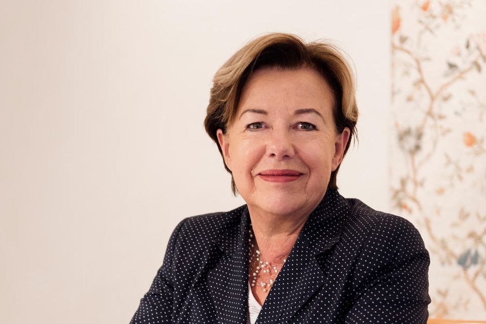 Was genau hält viele Unternehmen und Unternehmer hier in diesem Land?      Dafür gibt es viele Gründe: ein verlässliches Rechtssystem, ein bei allen aktuellen Schwierigkeiten stabiles politisches System, qualifizierte Mitarbeiter, sozialer Friede, abseits der staatlich verantworteten Bereiche wenig Streiks, ein meist konstruktives Miteinander von Arbeitgebern und Arbeitnehmern, ein großes Netz von qualifizierten Zulieferern und Geschäftspartnern und last but not least: hohe Lebensqualität.       Worum beneidet uns die Welt?     Unter anderem um grandiose Wissenschaftsorganisationen wie vor allem die Max-Planck-Gesellschaft, die Fraunhofer-Gesellschaft, die Helmholtz-Gemeinschaft. Dann um die große Zahl eindrucksvoller mittelständischer Unternehmen, von denen viele zu wenig bekannt sind, selbst Weltmarktführer. Sie verkörpern beispielhaften Unternehmergeist und Innovationskraft. Und um die vielfältige Kultur- und auch Medienlandschaft.    