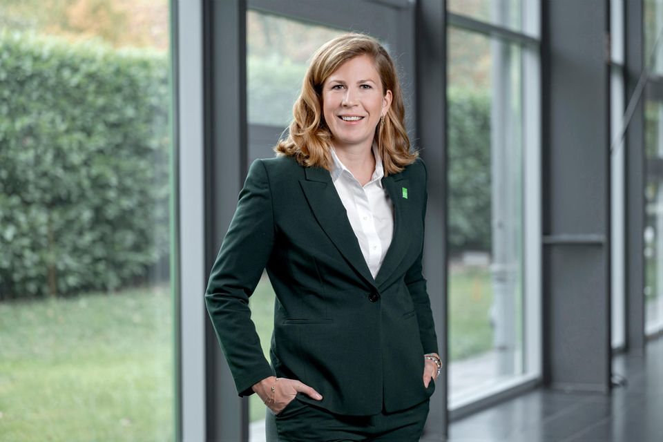 Was können wir Deutschen besonders gut – vielleicht auch besser als andere?  Wir haben in Deutschland eine unglaubliche Schaﬀenskraft, um hochkomplexe Produkte und Prozesse nicht nur zu entwickeln, sondern auch zu industrialisieren. Wir haben besonders gute Ingenieure und immer noch einen robusten industriellen Kern. Eigentlich der perfekte Mix für die innovative Kraft, die wir für unsere Transformation in Deutschland und Europa brauchen. Mit den richtigen Rahmenbedingungen werden wir auch weiterhin großartige Innovationen aus Deutschland heraus entwickeln und in die Märkte zu bringen. Denn wir sind Spitze in der Umsetzung: „Made in Germany“ war jahrzehntelang ein Gütesiegel und hat uns zum Exportweltmeister gemacht! Auf diese Fähigkeiten können wir weiterhin setzen.  Was können wir gerade hier am Standort besser als irgendwo anders?  Wir sind ein Land voller Ideen und Innovation – in Produkten und Prozessen. In der Stahlindustrie gibt es gute Beispiel dafür: Die GMH Gruppe hat früh in einen Elektroofen investiert und ist somit zu einem riesigen Recycling-Betrieb geworden. Damit konnten wir 80 Prozent unserer CO2-Emissionen reduzieren. Und überlegen dabei permanent, wie wir diesen Prozess noch eﬃzienter und ressourcenschonender gestalten können. Ich bin fest davon überzeugt, dass wir in Deutschland die Innovationsfähigkeit und -kraft haben, die grüne Transformation anzuführen. Gerade aus dem deutschen Mittelstand heraus mit all unseren Tüftlern und Hidden Champions können und sollten wir die Technologieführerschaft für nachhaltige Produktion in Europa anstreben.