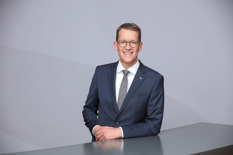 „Aus meiner Sicht haben wir in Deutschland sehr gute Voraussetzungen, um in einer gemeinsamen Anstrengung die aktuelle Schwäche der Wirtschaft zu überwinden. Ich will an dieser Stelle fünf Punkte nennen, die mir Zuversicht für die kommende Zeit geben:    Die deutsche Wirtschaft zeichnet sich durch seinen starken Mittelstand und insbesondere die Familienunternehmen aus, die sich im eigenen Unternehmen engagieren und ihre „Heritage“ an die nächste Generation weitergeben. Sie gehen Herausforderungen wie die Digitalisierung oder den Klimawandel pragmatisch und mit langfristig orientierten Konzepten an. Sie bieten ihren Mitarbeitenden Sicherheit und Wertschätzung und stellen einen besonderen Stabilitätsanker für die Wirtschaftsleistung dar.         Den Titel des „Logistikweltmeisters“ – also Platz 1 im Logistics Performance Index der Weltbank - hat Deutschland mittlerweile verloren. Dennoch können wir sehr gut globale Netzwerke bilden, um Menschen zu vernetzen, Waren zu transportieren und dazu gehörende Daten zu teilen. In Sachen Effizienz und Qualität in der Stückgutlogistik ist Deutschland als Logistikstandort immer noch Top.         Die größte Stärke der deutschen Wirtschaft sind die Menschen, die über ein sehr gutes Ausbildungs- und Kompetenzniveau verfügen. Insbesondere die duale Ausbildung ist hier zu nennen, die es anderswo in dieser Form nicht gibt, und die für viele Länder Vorbild ist. Im selben Atemzug ist beispielsweise auch das duale Studium zu nennen. Darüber hinaus besitzen wir auch eine besondere Stärke in der angewandten Forschung. Wir selbst pflegen seit 2017 eine intensive Forschungspartnerschaft mit dem Fraunhofer IML, um gemeinsam Innovationen für die Stückgutlogistik zu entwickeln.          Die deutsche Wirtschaft besitzt eine große Offenheit und Integrationsfähigkeit. Bei Dachser in Deutschland arbeiten Menschen aus 121 Nationen zusammen, um Wirtschaft und Bevölkerung mit Industrie- und Konsumgütern sowie Lebensmitteln zu versorgen.          Deutschland ist bekannt für das hohe Maß an Vertrauen in die Funktionsfähigkeit der demokratischen Institutionen, das zeigen auch die aktuellen Demonstrationen gegen Rechtsextremismus, die aus der Mitte der Gesellschaft getragen werden. Diese Verlässlichkeit auf Strukturen und Entscheidungen ist ein hohes Gut und sorgt dafür, dass sich der Standort Deutschland im Wettbewerb um Investitionen aus dem Ausland des Öfteren durchsetzen kann. In diesem Zusammenhang sei auch die in der Regel sehr gut funktionierende Tarifpartnerschaft erwähnt, die ebenfalls Sicherheit und Verlässlichkeit gibt.          Alle diese Punkte sind nicht selbstverständlich. Wirtschaft, Politik und Gesellschaft müssen jeden Tag ihr Teil dazu beitragen, dass das auch so bleibt und die deutsche Wirtschaft – hochgradig vernetzt in Europa der gesamten Welt – in Zukunft wieder dynamischer wachsen kann. “