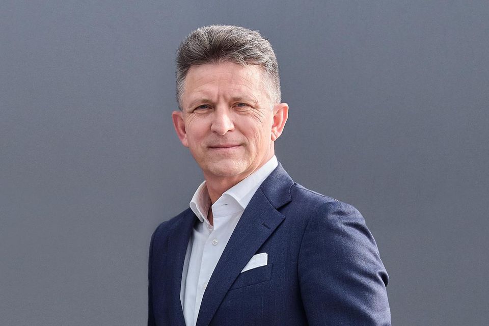 „Als international agierendes Unternehmen nehmen wir wahr, dass Deutschland als Technologiestandort einen exzellenten Ruf genießt. Qualitätsprodukte „Made in Germany“ und unsere technische Expertise sind global gefragt. Unsere Stärken in Forschung und Entwicklung unterstützen technologische Innovationen und den internationalen Markterfolg. Wir stehen jedoch vor maßgeblichen Herausforderungen wie hohen Energiekosten, der Notwendigkeit nachhaltiger Produktionsverfahren, überbordenden Regulierungen und Fachkräftemangel, die eine strategische und zukunftsorientierte Anpassung erfordern, um die Wettbewerbsfähigkeit und Nachhaltigkeit des Wirtschaftsstandorts Deutschland langfristig abzusichern.“