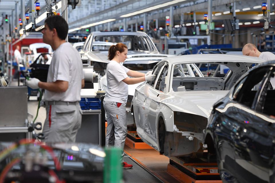 Automobilbau in einer Werkshalle