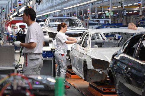 Automobilbau in einer Werkshalle