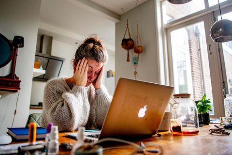 Frustrierte Arbeitnehmerin am Schreibtisch