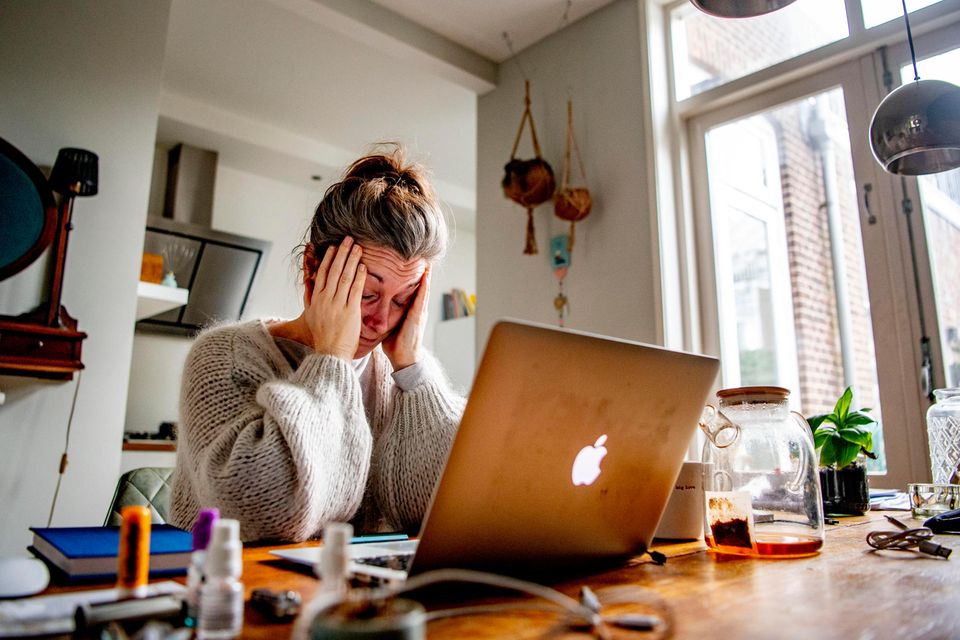 Frustrierte Arbeitnehmerin am Schreibtisch