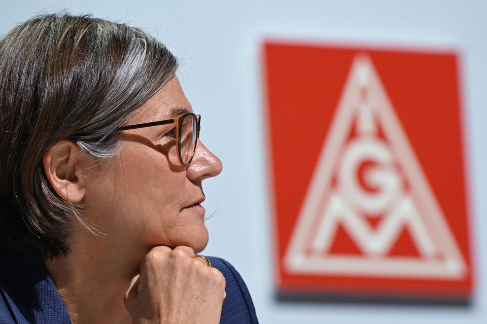 Die IG Metall ist die größte Gewerkschaft in Deutschland – noch. 2011 wurde der erste Mitgliederzuwachs seit rund 20 Jahren vermeldet. Seitdem ist die Zahl der Mitglieder wieder zurückgegangen. Sie belief sich laut dem Ranking 2023 auf 2,1 Millionen. Das seien 0,5 Prozent weniger als im Vorjahr gewesen. Der IG Metall setzt dabei auch der demografische Wandel zu. Der Gewerkschaft gehören nach eigenen Angaben mehr als 500.000 Rentner an. Geführt wird sie seit vergangenem Jahr erstmals von einer Frau: Christiane Benner.