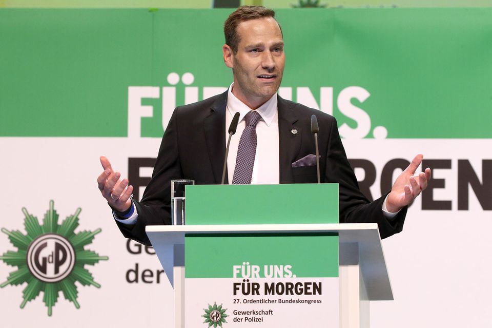Die Gewerkschaft der Polizei kann hingegen steigende Mitgliederzahlen vermelden. Sie beliefen sich laut Statista auf zuletzt 208.111. Das seien 2,0 Prozent mehr gewesen als 2022. Das konnte nur die zweitgrößte Gewerkschaft überbieten. Vorsitzender ist Jochen Kopelke (Foto).