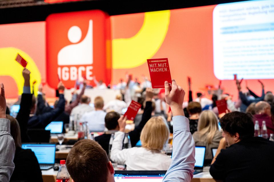 Die IG Bergbau, Chemie, Energie war 2023 mit 572.537 Mitgliedern die drittgrößte Einzelgewerkschaft im DGB, verlor aber im Vergleich zum Vorjahr rund 1,4 Prozent ihrer Mitglieder, wie Statista berichtete. Das war das zweitgrößte Minus unter den acht größten Gewerkschaften. 
