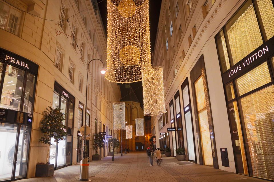 Das Goldene Quartier, René Benkos Nobelviertel in der Wiener Innenstadt, ist Teil der Signa Prime Assets GmbH – also jener Gesellschaft, zu der auch das Park Hyatt, der Verfassungsgerichtshof und das Kaufhaus Tyrol gehören. im Goldenen Quartier sind mehrere Luxusmarken zuhause – von Dior über Omega bis hin zu Armani. Schon länger hat es das Goldene Quartier schwer, weil Wien tendenziell preisbewusstere Touristen anzieht als Städte wie Mailand und Paris. Nichtsdestotrotz gilt das Goldene Quartier als Perle im Immobilien-Portfolio der Signa Prime Assets GmbH – die im besten Fall im Paket verkauft werden soll. Laut „Der Standard“ hatte daran auch die deutsche Schoeller-Gruppe Interesse, blitzte mit seinem Angebot aber in der vergangenen Woche vorerst ab. Das lag allerdings daran, dass der Gläubigerausschuss nicht genügend Entscheidungsgrundlagen gehabt habe. Nun soll weiterverhandelt werden, auch über den Preis.