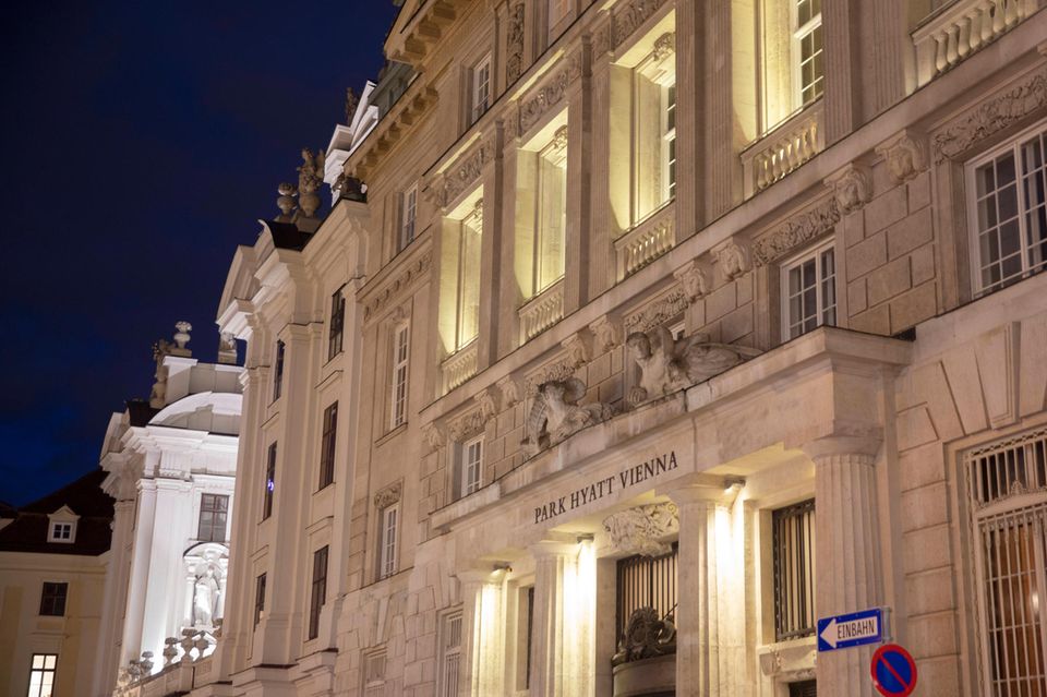 Schon im Februar kündigte Sanierungsverwalter Norbert Abel den Verkauf des Park Hyatt in Wien an. Dieses gehört zur Signa Prime Assets GmbH, genau wie das benachbarte Goldene Quartier, das Gebäude des Verfassungsgerichtshof in Wien und das Kaufhaus Tyrol in Innsbruck. Laut der österreichischen Zeitung „Die Presse“ soll das Luxushotel Park Hyatt auch nur mit diesen drei Immobilien im Paket verkauft werden. Das Park Hyatt zählt zu den besten Hotels der Stadt und verfügt über 146 Zimmer inklusive 42 Suiten.