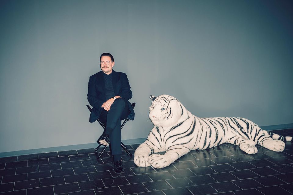 Nico Anklam, Chef der Kunsthalle Recklinghausen, neben dem „White Tiger“ von Gerrit Frohne-Brinkmann