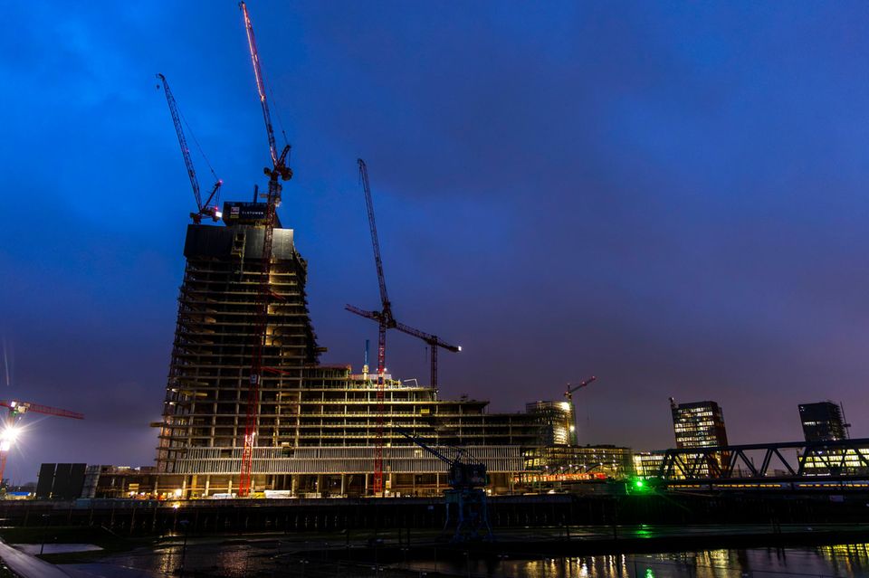 Eines der prominentesten Bauprojekte der Signa-Gruppe ist der Elbtower in Hamburg. Der knapp 250 Meter hohe Turm soll zum nächsten Wahrzeichen der Hansestadt werden. Der heutige Bundeskanzler Olaf Scholz hat sich in seiner Zeit als Hamburger Bürgermeister persönlich dafür eingesetzt – und muss nun mit ansehen, wie sich seit Monaten nichts bewegt bei dem Bauprojekt, das zur Signa Prime Selection gehört. 320 Mio. Euro sind bereits in den Elbtower geflossen, und eigentlich sind noch 630 Mio. Euro mehr fällig – mindestens. Das Problem ist, dass das Gebäude aus einer heutigen Sicht kaum noch wirtschaftlich wäre. Zu ambitioniert waren die Mieten, zu astronomisch die erhofften Wertsteigerungen. Der Ankermieter, die Hamburg Commercial Bank, ist bereits abgesprungen. Der Elbtower gilt als „keine ganz triviale Immobilie“, sagte Insolvenzverwalter Torsten Martini gegenüber dem Manager Magazin. Demnach seien nur 28 Prozent der 111.000 Quadratmeter Fläche aktuell vermietet. Darunter 4000 Quadratmeter an den Coworking-Anbieter Regus, dessen Branche aktuell akut in der Krise steckt. Helfen soll jetzt der Immobilienmakler CBRE, der im Auftrag des Verwalters einen neuen Investor für das Gebäude sucht. Immer wieder wird der aus Hamburg stammende Logistikmilliardär und Signa-Prime-Investor Klaus-Michael Kühne als potenzieller Käufer gehandelt. Zuletzt ließ er aber durchblicken, dass die Konditionen für eine Übernahme nicht passten.