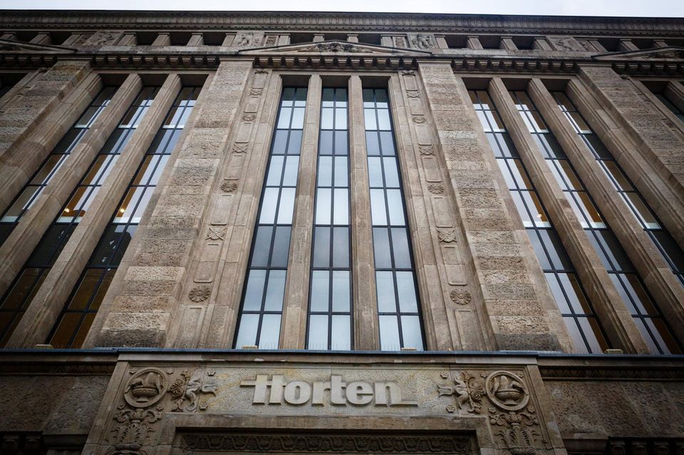 Das Carsch-Haus in Düsseldorf wird derzeit für geschätzte 55 Millionen Euro zu einem Luxus-Warenhaus umgebaut. Eigentlich sollte es im Frühjahr 2025 wiedereröffnen. Doch daraus wird  nichts. Die Bagger und Baumaschinen stehen derzeit still, und mit einer Wiedereröffnung wird laut „Rheinischer Post“ nicht vor 2026 gerechnet. Das Carsh-Haus sollte das fünfte Projekt der Luxuskaufhaus-Gruppe KaDeWe werden. Entsprechend gibt es aber eine Chance, das die thailändische Central Group mit einspringt, heißt es aus Branchenkreisen. Aktuell fehle es aber noch an einem Investor, der das Projekt gemeinsam mit den „Thais“, so wurde Signa-intern über die Central Group gesprochen, stemmen will.