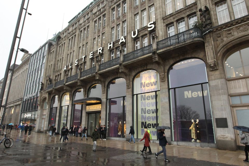 Das Handelsgeschäft im Alsterhaus in Hamburg bildet gemeinsam mit dem im KaDeWe und dem Oberpollinger die KaDeWe Group – also die Luxuskaufhäuser von René Benkos Signa-Gruppe in Deutschland. Das Gebäude selbst, ein 1912 eröffnetes Warenhaus am Jungfernstieg mit fünf Stockwerken, gehört zur Signa Prime Selection. ist. Es war von 1994 bis 2014 eine Filiale des Warenhauskonzerns Karstadt, nach der Übernahme durch Signa wurde es in die KaDeWe Group eingegliedert. Wahrscheinlich ist, dass die Alsterhaus-Immobilie in einem Paket mit den Objekten des KaDeWe und des Oberpollinger verklauft werden. Möglicherweise könnte die Central Group als bisheriger Joint-Venture-Partner von Signa bei der KaDeWe-Gruppe Interesse an einer Übernahme der Immobilien haben.