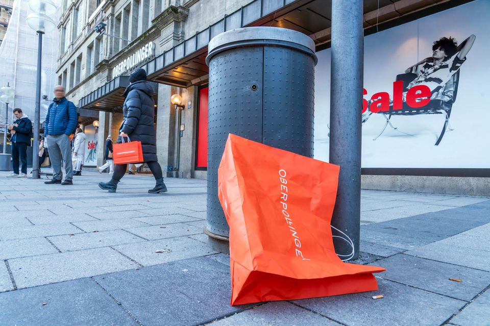 Der Oberpollinger gehört zu den Luxuskaufhäusern aus dem Signa-Reich, wozu auch das Berliner KaDeWe und das Alsterhaus in Hamburg zählen. Das Handelsgeschäft der Luxuskaufhäuser, das in der ebenfalls insolventen KaDeWe Group geführt wird, ist nun formal kein Teil des aktuellen Sanierungsbeschlusses. Die Immobilie des Oberpollinger könnte allerdings verkauft werden. Der Münchener Bürgermeister Dieter Reiter (SPD) fürchtet bereits Leerstand. Die ehemalige Münchener Stadtbaurätin Christian Thalgott hat öffentlich an die Verantwortung reicher Familien appelliert. Was aus dem Oberpollinger beziehungsweise dessen Immobilie wird? Unklar. Doch ein Leerstand scheint unwahrscheinlich. An der KaDeWe-Gruppe, die Mieter im Oberpollinger ist, ist die thailändische Central Group beteiligt. Branchenkenner gehen davon aus, dass diese ihren Anteil von 50,1 Prozent aufstocken und den bisherigen Signa-Anteil übernehmen könnten. Womöglich könnte die Central Group auch Interesse an den Immobilien der Luxuskaufhausgruppe haben.