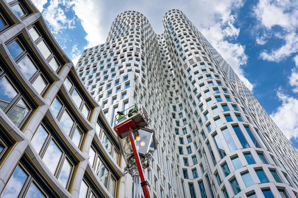 Upper-West-Gebäude in der Nähe des Berliner Kurfürstendamm: In dem 35-stöckigen Gebäude befindet sich unter anderem ein Motel One, der (in den USA und Kanada insolvente) Coworking-Anbieter Wework, aber auch einige Retail-Mieter wie der chinesische Elektronikhersteller Huawei. Auch Signa hat hier seine eigene Berlin-Repräsentanz – genau wie, ironischerweise, die Anwaltskanzlei Görg, deren Partner Torsten Martini zum Insolvenzverwalter diverser Signa-Prime-Töchter ernannt wurde. Das Upper West gehört zum Tafelsilber der Signa Prime und dürfte damit auf den Markt kommen. Ein konkreter Interessent ist bislang nicht bekannt – jedenfalls nicht zur jüngsten Bewertung von 700 Mio. Euro.