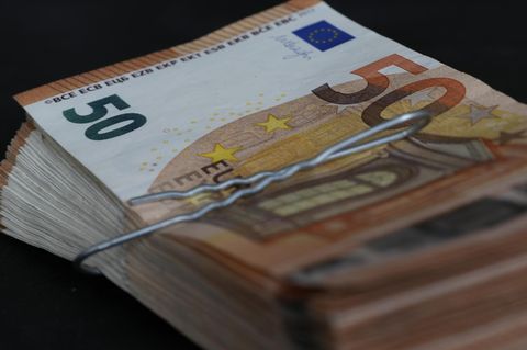 Ein Bündel 50-Euro-Scheine