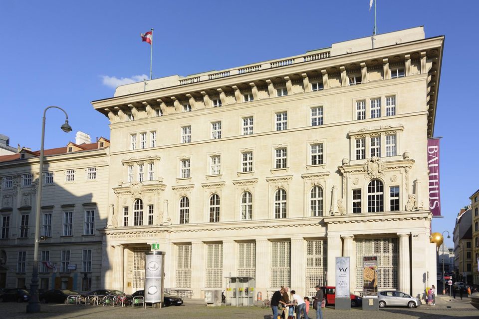 Teile des österreichischen Verfassungsgerichtshofs in Wien residieren seit 2012 als Mieter in Benkos Immobilien-Reich. Das Anfang des 20. Jahrhunderts von einer Bank errichtete Gebäude, in dem auch das Bank-Austria-Kunstforum untergebracht ist, wurde extra dafür ein Jahr lang umgebaut – und dann zu unterdurchschnittlichen Preisen an den Staat vermietet. Das berichten jedenfalls mehrere österreichische Medien wie der „Standard“.