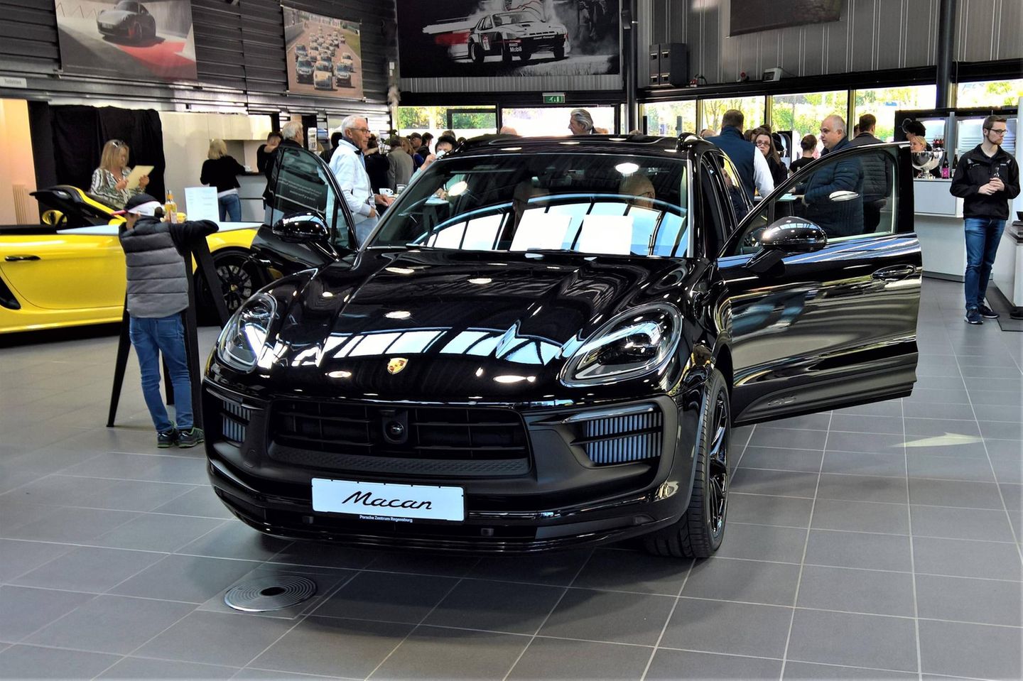 Ein schwarzer Porsche Macan steht in einem Autohaus