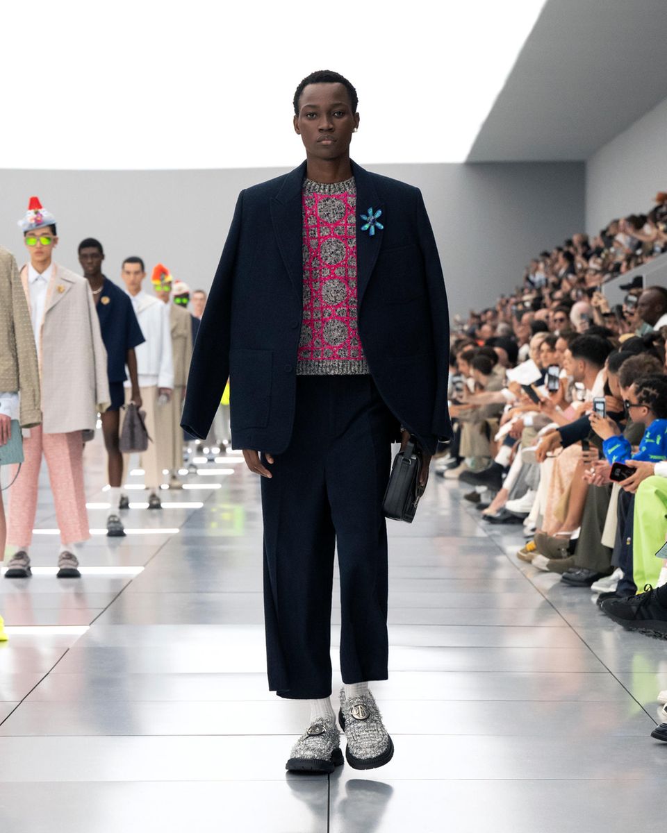 DIOR: Edle Couturestoffe, Slipper aus Tweed, effektvolle Strickoberteile und Broschen machen den Mann.