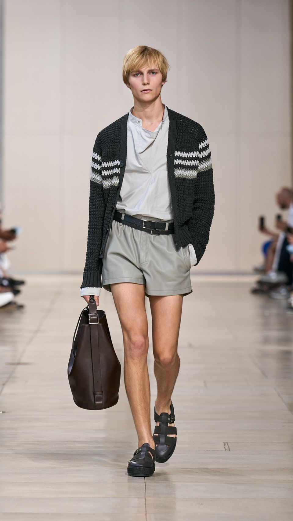 HERMÈS: Läuft doch! Ledershorts, die man „Hot Pants“ nennen darf, zu Hemd mit Wasserfallkragen und Strickjacke.