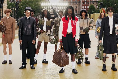 Gruppenbild auf dem Pont Neuf: Die Männer-Kollektion von Louis Vuitton für Frühjahr und Sommer 2024 war zugleich das Debüt von Kreativchef Pharrell Williams