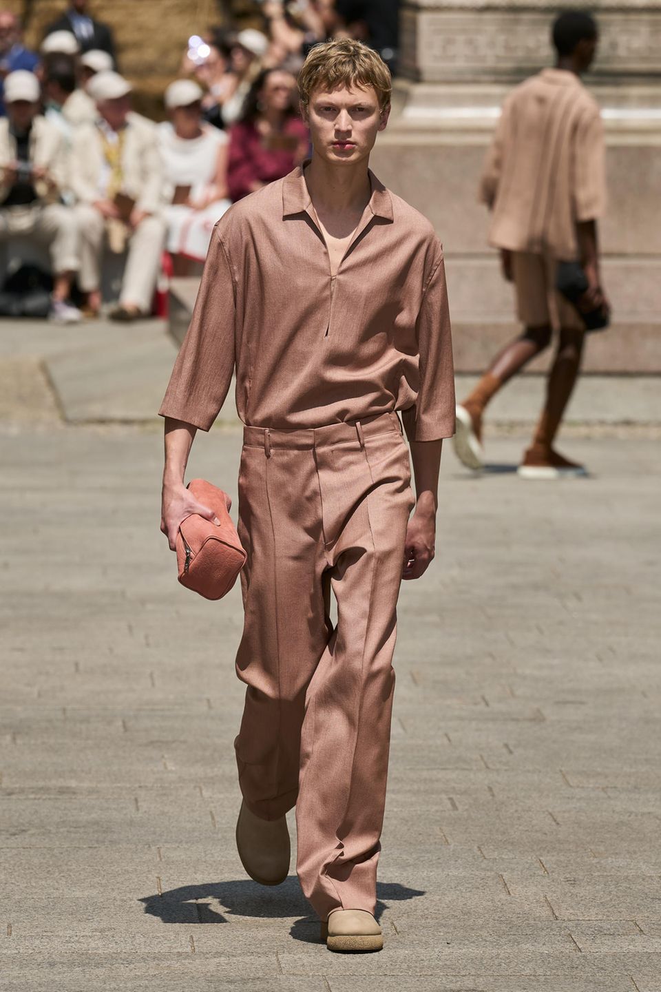 ZEGNA: Für Designer Alessandro Sartori hat diese fließend geschnittene Leinenkombi das Zeug zum Anzug.