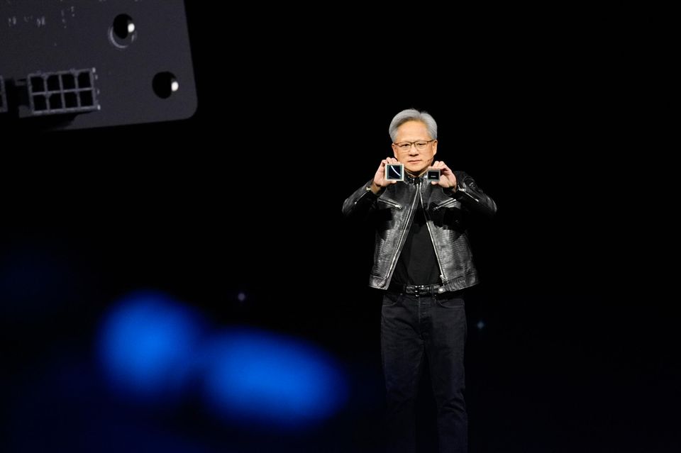 Nvidia-Chef Jensen Huang präsentiert in San José den neuen KI-Chip B-200. Er ist etwas größer als das Vorgänger-Modell H-100 – und vor allem sehr viel leistungsstärker