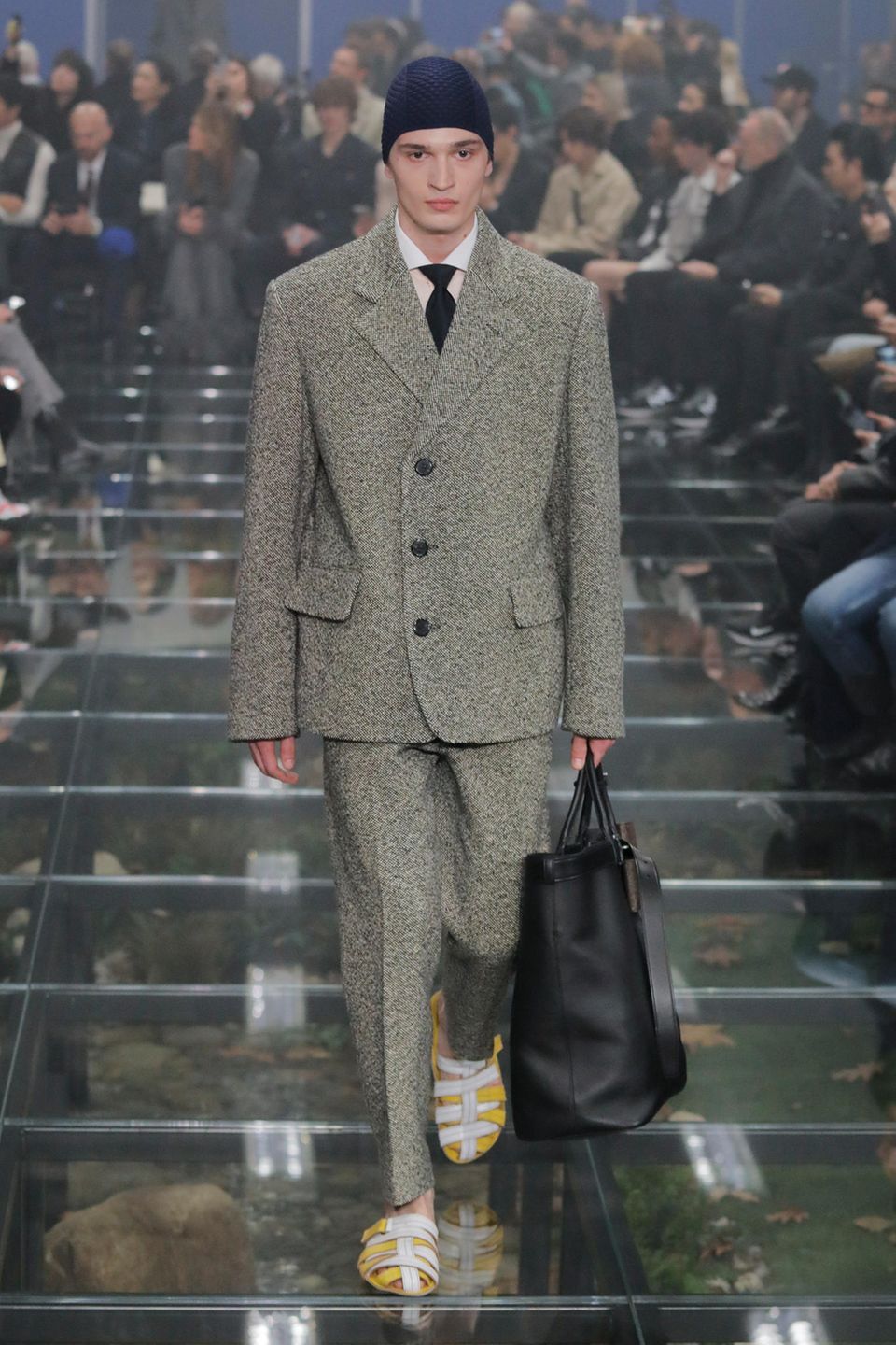 PRADA: Dass die kastige Form dieses winterlichen Anzugs nicht albern, sondern modern wirkt, ist Schnittkunst.