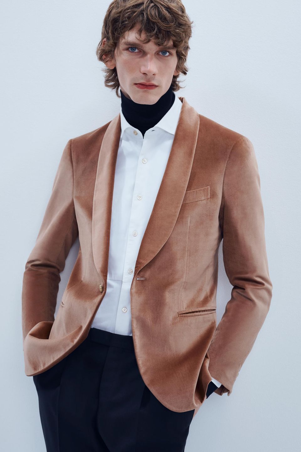 BOGLIOLI: Eine glamouröse Lässigkeit à la Seventies war die Inspiration für dieses Samtsakko des italienischen Edelschneiders.