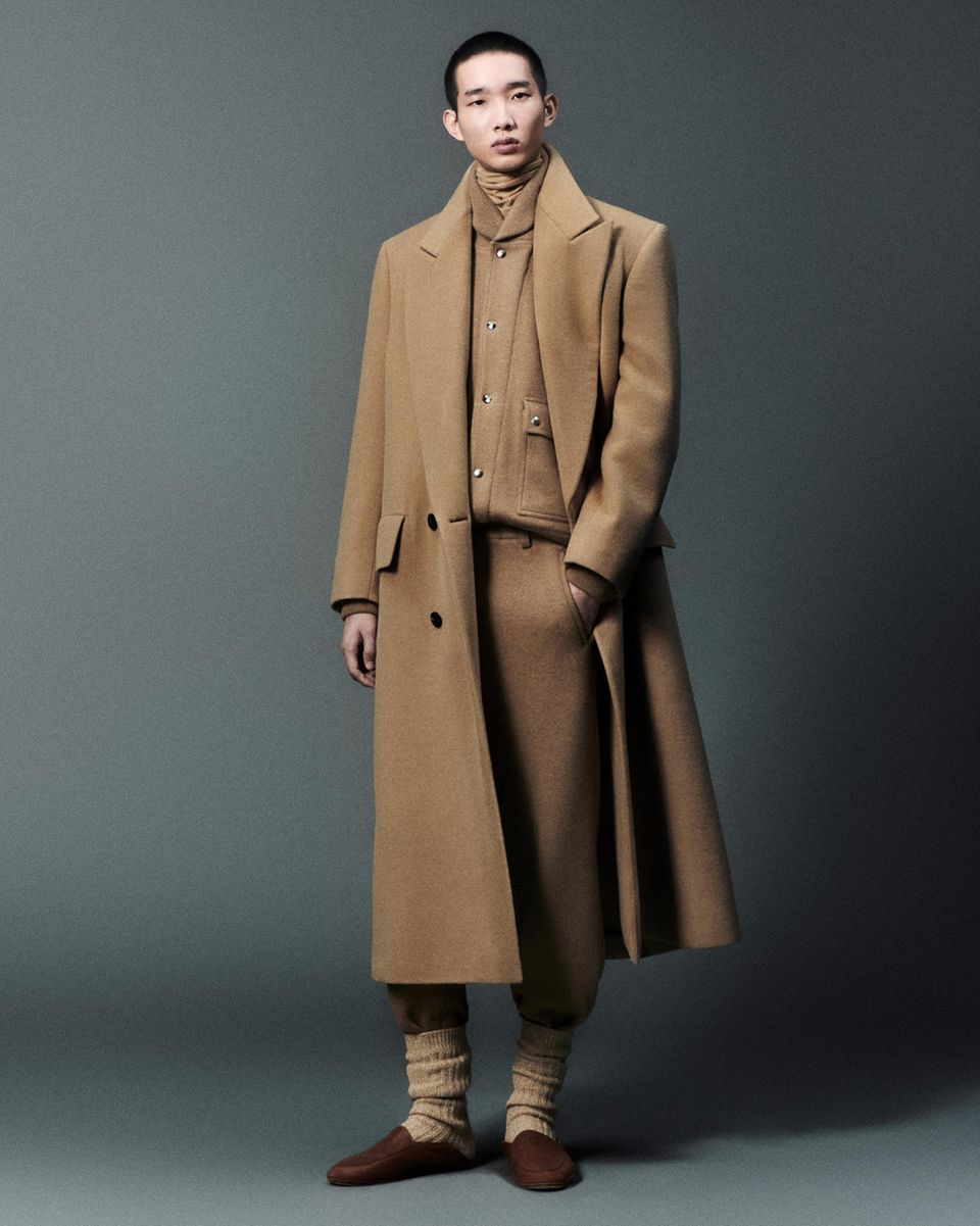 LORO PIANA: Was hier so „leise“ und wundervoll Ton in Ton harmoniert, besteht aus sehr luxuriösen Herbststoffen.