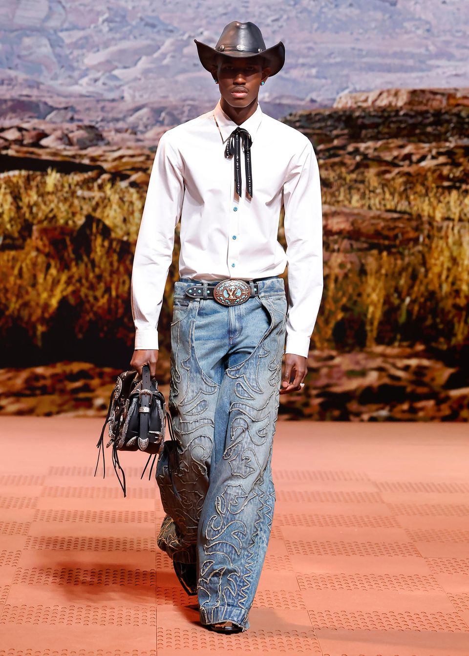 LOUIS VUITTON: Für seine Stilreise in den amerikanischen (Wilden) Westen erntete Kreativchef Pharrell Williams viel Lob.