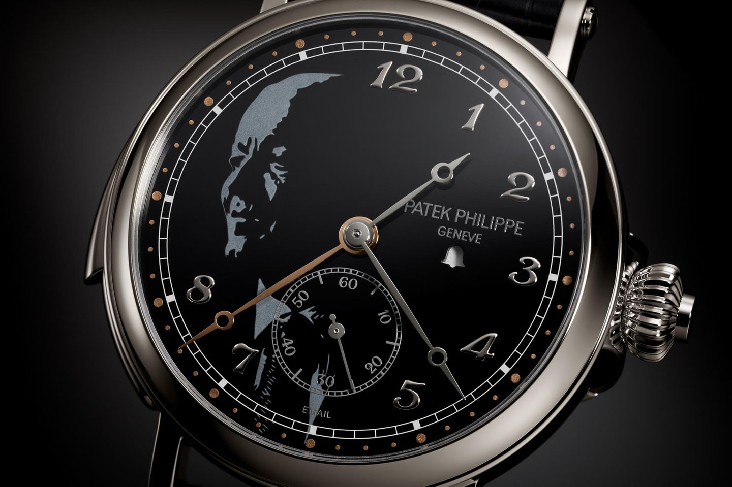 Hommage an Papa: Die Referenznummer 1938P dieser Patek verweist auf das Geburtsjahr von Ehrenpräsident Philippe Stern. Sein Porträt ziert das Zifferblatt