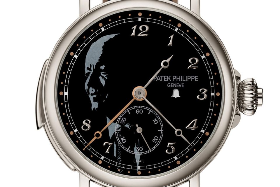 Aufwändig: Schwarzes Grand-Feu-Email, Miniaturmalerei sowie Breguet-Zeiger aus Weiß- und Rotgold – das „Gesicht“ der Ehren-Uhr wurde kunstvoll geschmückt