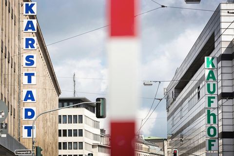 Ein Karstadt- und ein Kaufhof-Kaufhaus auf gegenüberliegenden Straßenseiten