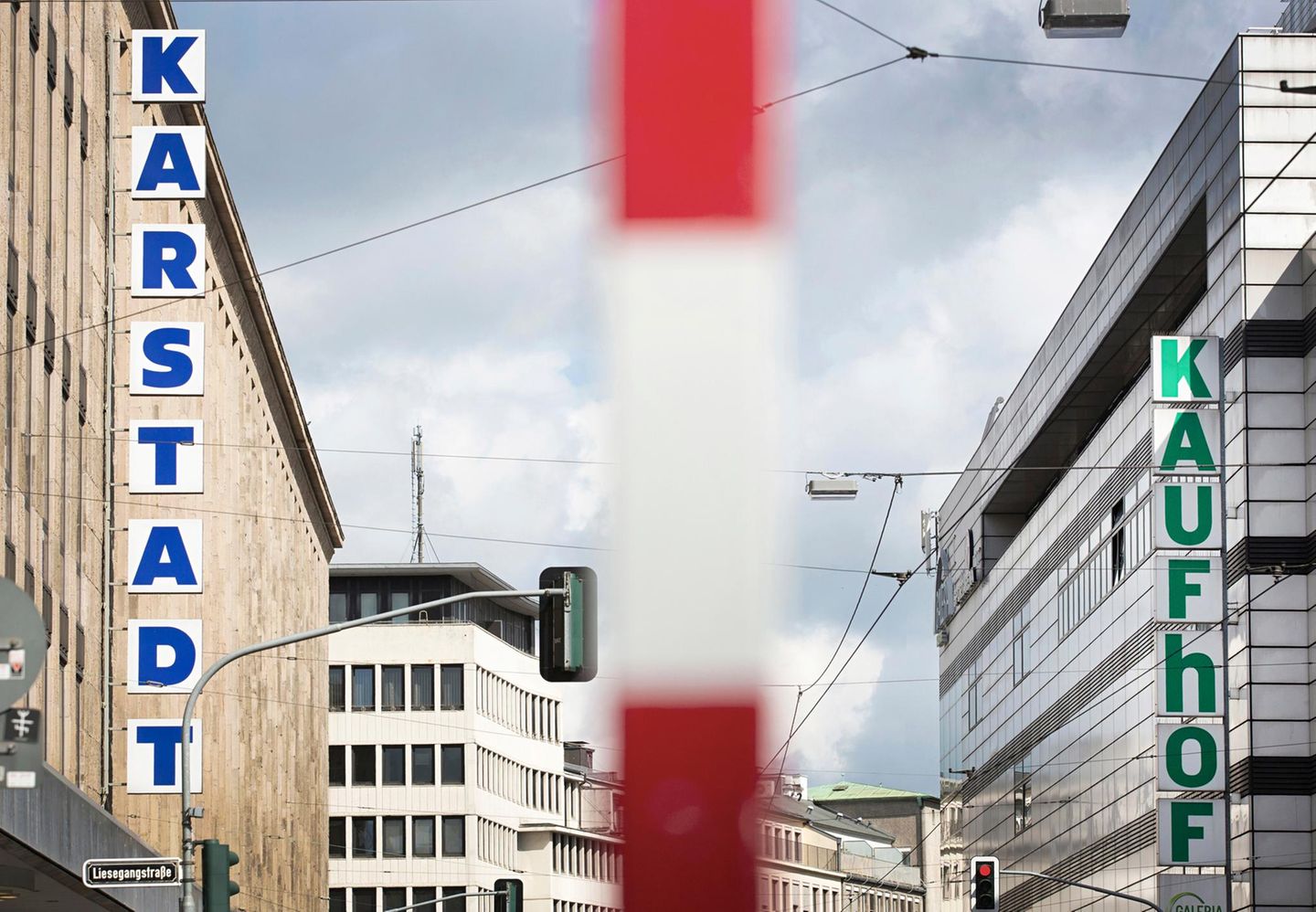 Ein Karstadt- und ein Kaufhof-Kaufhaus auf gegenüberliegenden Straßenseiten