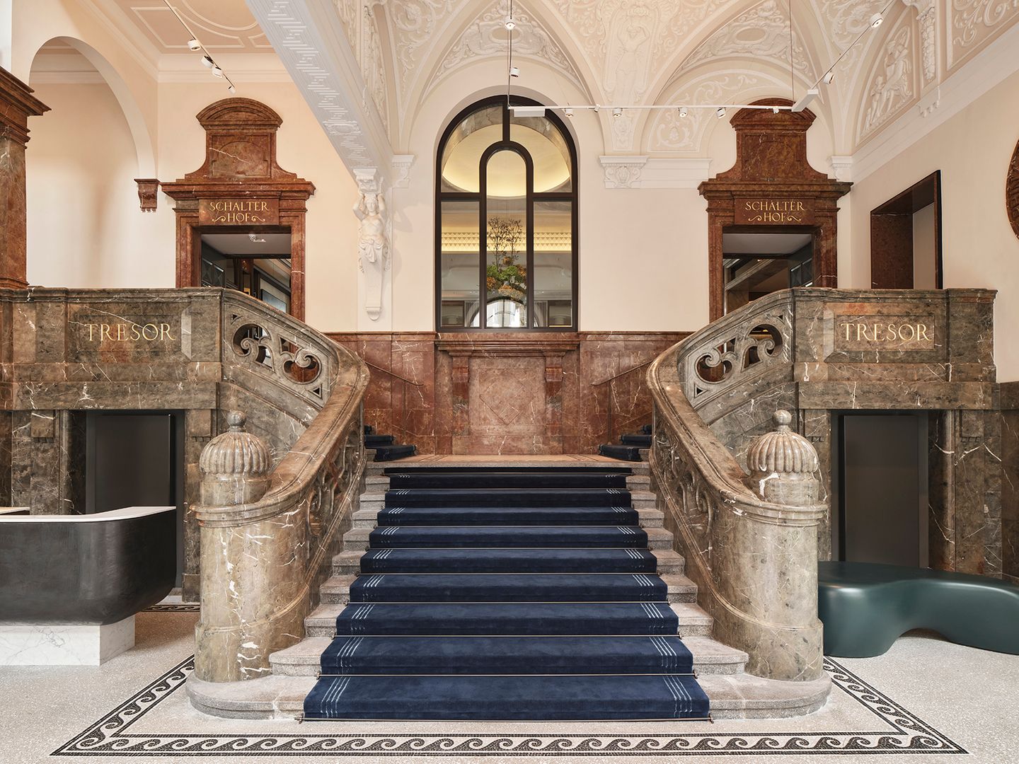 Das Hotel befindet sich im ehemaligen Gebäude der Bayerischen Staatsbank