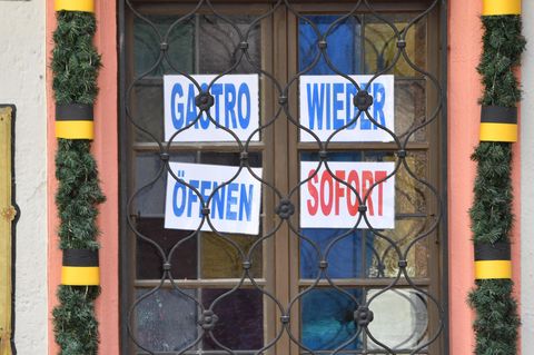 In der Corona-Pandemie mussten Restaurants und Bars monatelang schließen. Für Hunderttausende Betriebe sind nun die Abrechnungen für die Corona-Hilfen fällig