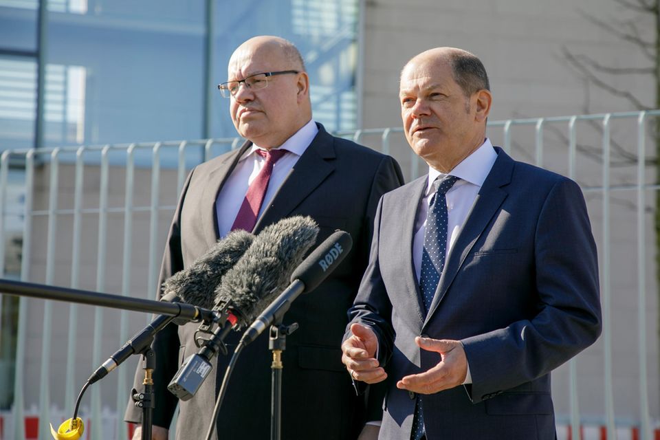 Unterstützung mit der "Bazooka": In der Corona-Krise versprachen der damalige Finanzminister Olaf Scholz (r.) und Wirtschaftsminister Peter Altmaier den Unternehmen schnelle und unbürokratische Finanzhilfe