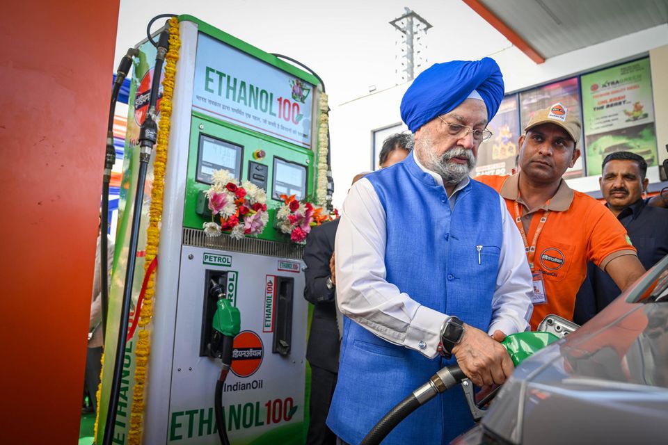 Erdölminister Hardeep Singh Puri wirbt für den neuen E-100-Sprit. Premier Modi stützt Indiens internationalen Status vor allem auf die Wirtschaftsleistung. Erdölprodukte stellen mehr als ein Fünftel des Exportvolumens. Das Land bleibt wachstumsstark: Ökonomen erwarten mehrheitlich Zuwächse von 6 Prozent/Jahr bis 2030. Indiens Beitrag zum globalen BIP stieg unter Modi kontinuierlich auf etwa 3,4 Prozent, so die Weltbank, mit einem zuletzt ebenso stark wachsenden Anteil an globalen Exporten. Das BIP pro Kopf wuchs kaufkraftbereinigt um durchschnittlich 4,3 Prozent/Jahr und damit langsamer als in der (pandemiefreien) Amtszeit von Vorgänger Manmohan Singh. Führende Ausfuhrgüter sind Erdölprodukte (86 Mrd. Dollar 2022), Edelsteine und Schmuck (je 26 und 12,6 Mrd. Dollar), Arzneimittel (knapp 20 Mrd. Dollar), sowie Reis (11,1 Mrd. Dollar). Auch Autos und Teile, Textilien sowie Eisen und Stahl sind wichtige Exportgüter. Führende Empfänger sind die USA, die Vereinigten Arabischen Emirate (VAE) und China, Deutschland hat Rang acht. 