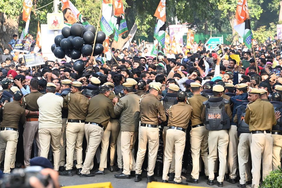 Sicherheitskräfte stemmen sich gegen einen Protest der Oppositionspartei zum Thema Arbeitslosigkeit in Neu-Delhi. Eines von Modis zentralen Versprechen war eine stärkere Industrialisierung des Landes, um damit gut bezahlte Jobs zu schaffen. Die Arbeitslosenrate hat sich in den zwei Amtszeiten kaum verbessert – ein kurzer Abwärtstrend wurde von der Coronapandemie zunichte gemacht. Die offizielle Rate stand zuletzt bei 7,3 Prozent im Jahr 2022 (Weltbank), verglichen mit acht Prozent am Ende von Singhs Regierungsjahrzent. Vor allem die Jugendarbeitslosigkeit ist hoch. Sie hatte sich unter Singh von 14 Prozent auf 22 Prozent verschlechtert – und seitdem nur wenig vom Fleck bewegt. Die Ausbildung der jungen Menschen entspricht nicht den Anforderungen des Arbeitsmarkts. 