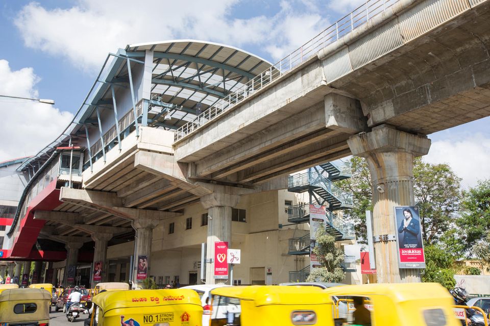 In der Amtszeit Modis wurden die Ausgaben für die Eisenbahn, den Straßenbau, oder öffentliche Verkehrsmittel (im Bild die Metro in Bangalore) vor allem in den letzten drei Jahren stark gesteigert. Einschließlich von Flughäfen haben sich die Aufwendungen für die Verkehrsinfrastruktur von 2014-2023 als Anteil am BIP verdreifacht (auf rund 1,7 Prozent). Dennoch bleiben viele Fernstrecken überlastet, beschwerlich und gefährlich. Investiert wurde auch in die digitale Infrastruktur – zugunsten der finanziellen Inklusion vieler Bürger über Smartphone-Apps. Vier von fünf Indern verfügen über ein Bankkonto, errechnete die Weltbank. Dies habe die Wohlfahrtsausgaben wirksamer gemacht und Korruption geschwächt. Konkret geplante Ausgaben für den Ausbau von Autobahnen, Bahnstrecken, See- und Flughäfen sowie Logistikparks umfassen derzeit 146 Mrd. Dollar über die nächsten Jahre. Allerdings werden dafür auch private Investitionen für PPPs gebraucht.