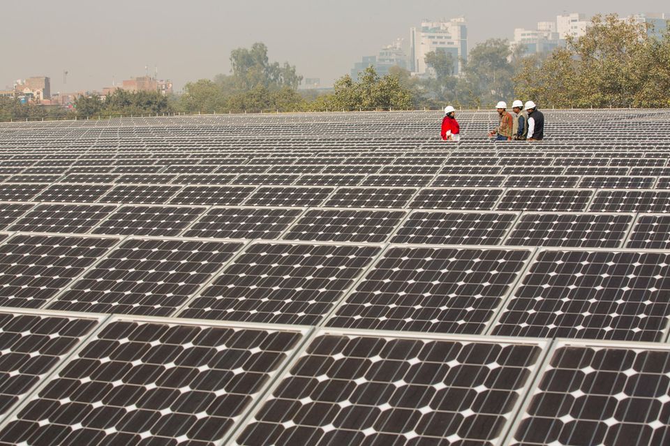 Erst in den vergangenen vier Jahren ist der Anteil Erneuerbarer am indischen Energiemix sichtbar gestiegen – wie auf dem Dach einer Elektrizitätsgesellschaft in Neu-Delhi, auf dem ein 1-MW-Solarkraftwerk von Tata Power entsteht. In den zehn Jahren vor Modi wurden bis 2014 rund 13 Prozent Anteil erneuerbarer Energie erreicht, seitdem ist er auf 23 Prozent gestiegen. Mit sauberer und billiger Energie erhofft Modi Industrieansiedlungen von Unternehmen anzuziehen, die sich von China abwenden wollen. Kohle bleibt eine tragende Säule der Energieversorgung, besonders in ärmeren Bundesstaaten, die von Einnahmen aus heimischer Kohle abhängen. Bis 2030 sollen aber 500 GW, die Hälfte geplanter neuer Kapazitäten, aus erneuerbaren Quellen hinzukommen. 